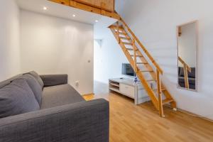 Televízia a/alebo spoločenská miestnosť v ubytovaní Apartments Natalija