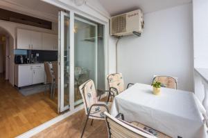 Kuchyňa alebo kuchynka v ubytovaní Apartments Natalija