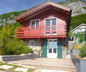una pequeña casa roja con una puerta blanca en Le cottage de Veyrier, très jolie vue Lac - LLA Selections by Location Lac Annecy en Veyrier-du-Lac