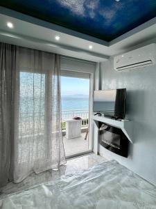 Televízia a/alebo spoločenská miestnosť v ubytovaní CHANIOTH LUXURY SUITES BY MAKHOME