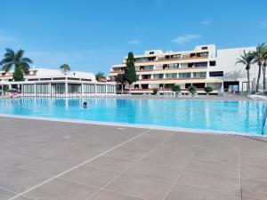 duży basen przed budynkiem w obiekcie MARAVILLA Suite 140 m2 - 3 Bedrooms, Heated Pool w mieście Costa Del Silencio