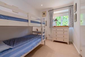 Poschodová posteľ alebo postele v izbe v ubytovaní Stable Cottage, Freams Farm