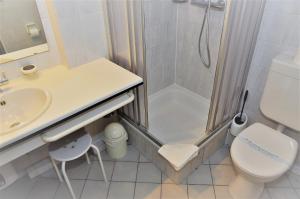 W łazience znajduje się prysznic, toaleta i umywalka. w obiekcie Panorama 21 w mieście Laboe