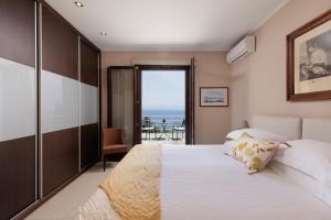 Posteľ alebo postele v izbe v ubytovaní Terra e Mare Seaview Villa with Private Pool & Beach access