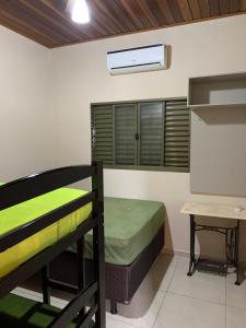 Katil dua tingkat atau katil-katil dua tingkat dalam bilik di Casa Thermas Olimpia I - 150 metros do Thermas dos Laranjais