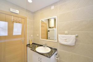 Apartments Langust tesisinde bir banyo