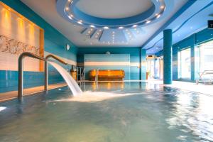 Swimming pool sa o malapit sa Spa & Wellness Hotel Orchidea