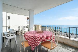 a table and chairs on a balcony with the ocean at Hauzify I Apartament Nautilus in Salou