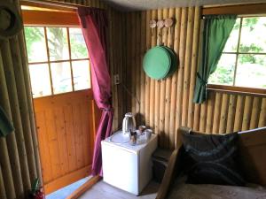 a room with a bed and a sink and windows at Treehouse op het platteland van Huize Ouwervelden in Centrum