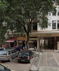 un estacionamiento con autos estacionados frente a un edificio en Quarto Camarim, en Río de Janeiro