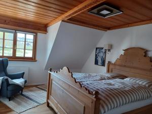 1 dormitorio con cama y techo de madera en Landhaus Alpenpanorama über der Wutachschlucht, en Löffingen