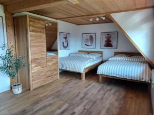 2 camas en una habitación con suelo de madera en Landhaus Alpenpanorama über der Wutachschlucht, en Löffingen