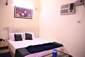 Postel nebo postele na pokoji v ubytování DS Residency Varanasi-Prime Location-Parking