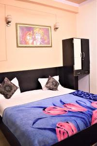 Postel nebo postele na pokoji v ubytování DS Residency Varanasi-Prime Location-Parking