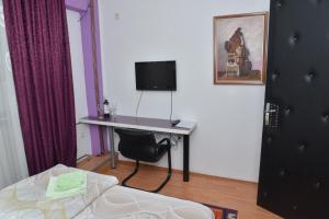 Televízia a/alebo spoločenská miestnosť v ubytovaní Apartments Imper - IMD