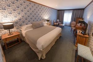 Una cama o camas en una habitación de Las Hayas Ushuaia Resort
