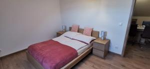 Posteľ alebo postele v izbe v ubytovaní Dália Apartman