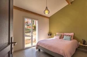 Un dormitorio con una cama y una ventana grande. en Villa de Blanche nº 2, en Ribes