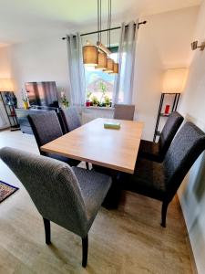una mesa de comedor y sillas en una habitación en Ferienwohnung Staufenblick, en Piding
