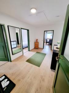 TV a/nebo společenská místnost v ubytování Ferienwohnung Staufenblick + 36 fotografií