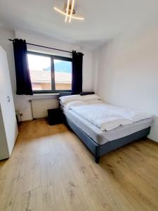 1 dormitorio con cama y ventana grande en Ferienwohnung Staufenblick, en Piding