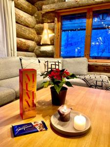un tavolo con due candele e un vaso con fiori di Ruka View at the Slopes Ski in, Family & Bike Park, National Park, hike trails - Lapland Villas a Ruka