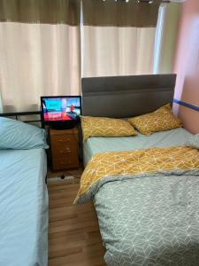 um quarto com 2 camas e um computador portátil numa mesa em Luxury villa em Summerseat