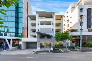 un edificio de apartamentos en una calle de la ciudad en Merivale stay in South Brisbane two beds two baths one parking en Brisbane
