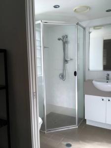 ein Bad mit einer Dusche und einem Waschbecken in der Unterkunft Merivale stay in South Brisbane two beds two baths one parking in Brisbane