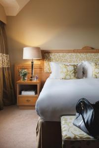 um quarto de hotel com uma cama grande e um candeeiro em Teach de Broc em Ballybunion