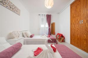 een kamer met twee bedden en een zwaan op de vloer bij Violet House - Alcúdia in Alcudia