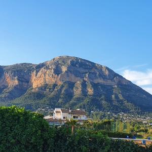 a house in front of a mountain at Belle villa à Oliva proche de la mer et de la montagne in Oliva