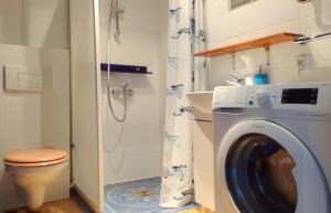 łazienka z pralką i prysznicem w obiekcie Apartamenty Amarel w Stegnie
