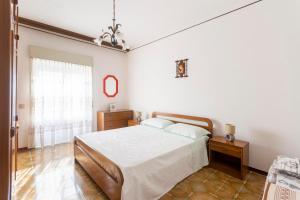 a bedroom with a large bed and a window at Appartamento tra mare e montagna in Gaggi