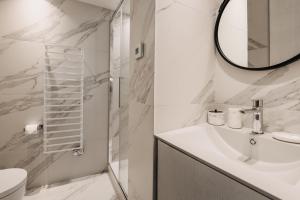 Kúpeľňa v ubytovaní HIGHSTAY - Luxury Serviced Apartments - Place Vendôme Area