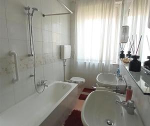 Kúpeľňa v ubytovaní Appartamento TOP Torino ideale per eventi al Inalpi Arena ex Isozaky ed al Lingotto e per visitare il Centro Città e le Langhe