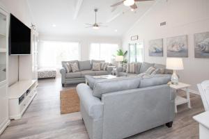 a living room with a couch and a tv at Lazy Day-Z in Virginia Beach