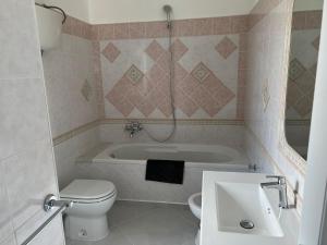 A bathroom at VILLA LUDO a ZAMBRONE TROPEA
