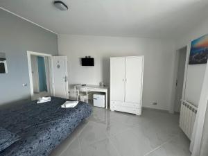 A television and/or entertainment centre at VILLA LUDO a ZAMBRONE TROPEA