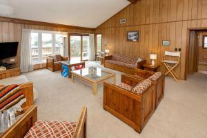een grote woonkamer met houten wanden en meubels bij Hess in Virginia Beach
