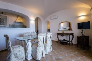 A television and/or entertainment centre at Villa Primavera