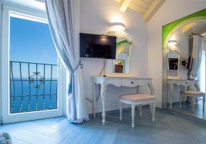 A television and/or entertainment centre at Villa Primavera
