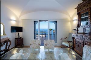A television and/or entertainment centre at Villa Primavera