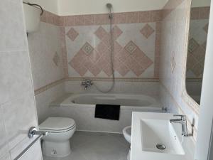 A bathroom at VILLA LUDO a ZAMBRONE TROPEA