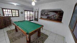 una sala de estar con una mesa de billar. en UbatubaSul, en Ubatuba