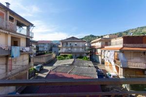 an overhead view of a city with buildings at Appartamento tra mare e montagna in Gaggi