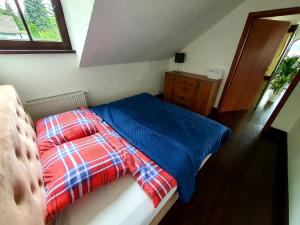 sypialnia z łóżkiem z niebieską kołdrą w obiekcie Suite Loft w Zabierzowie