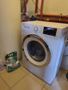 een witte wasmachine in een kamer bij Suite Loft in Zabierzów