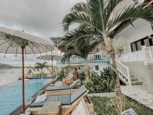 极光海滩景旅馆内部或周边的泳池
