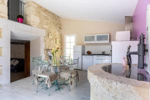 A kitchen or kitchenette at La Saumuroise